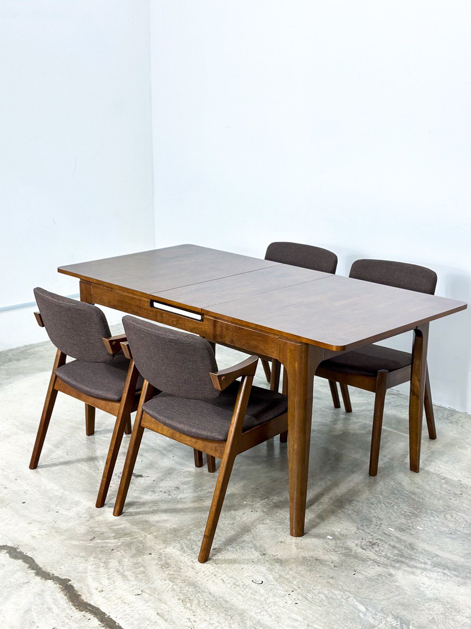 Pecan Extension 1.3m - 1.6m Dining Table with Zack Chairs