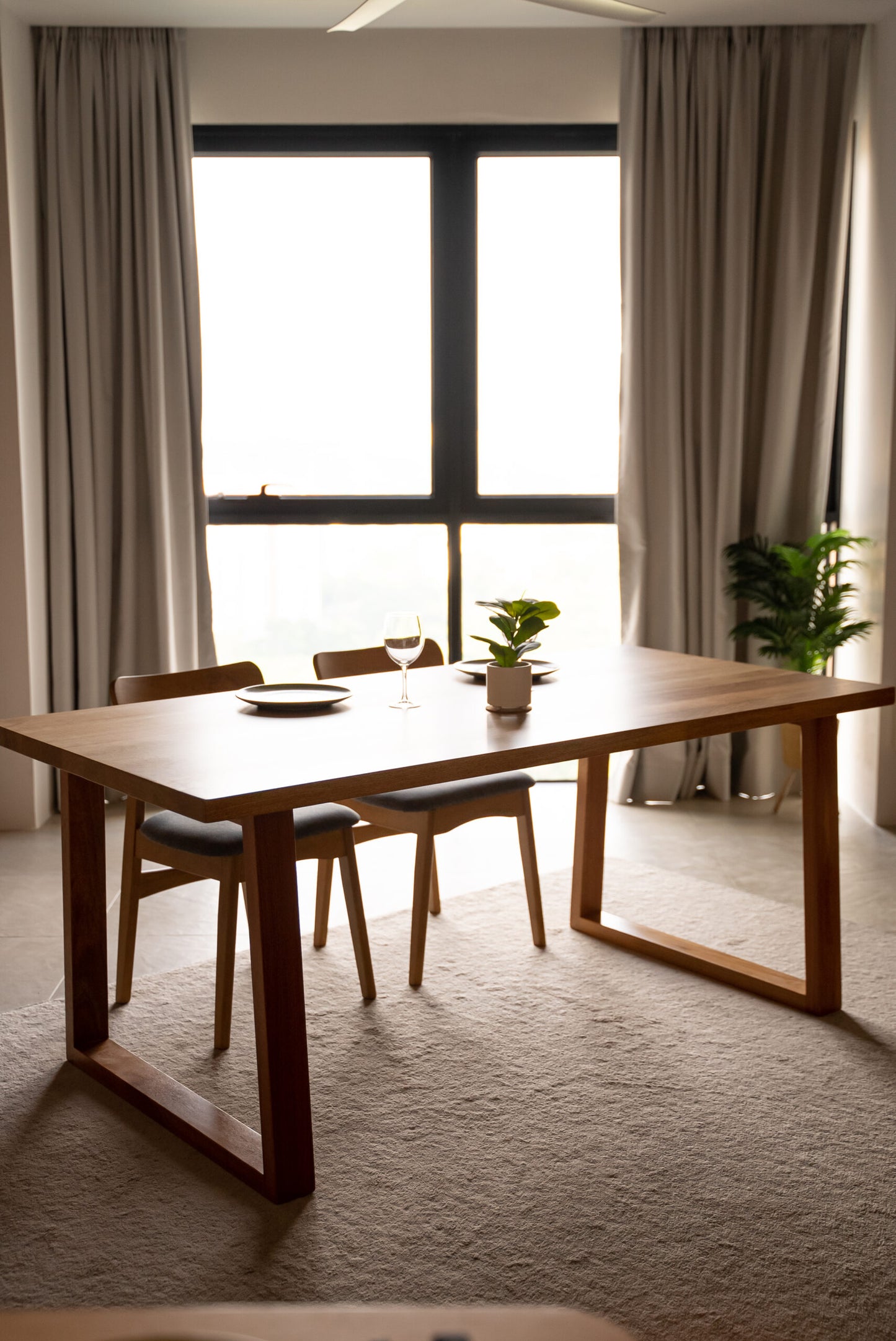 Maura Kembang Semangkuk Dining Table